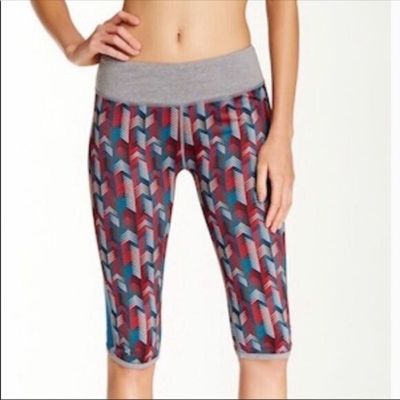 ✨Rio Run Solar Crop Leggings ✨ - Picture 7 of 10